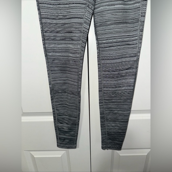 Athleta High Rise Jacquard Chaturanga Lightweight Power Leggings XSP - Picture 3 of 5